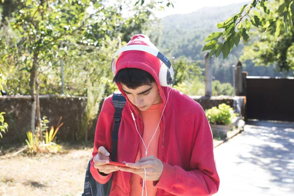 Jonge Man Student Met Mobiele Telefoon Koptelefoon Buiten — Stockfoto