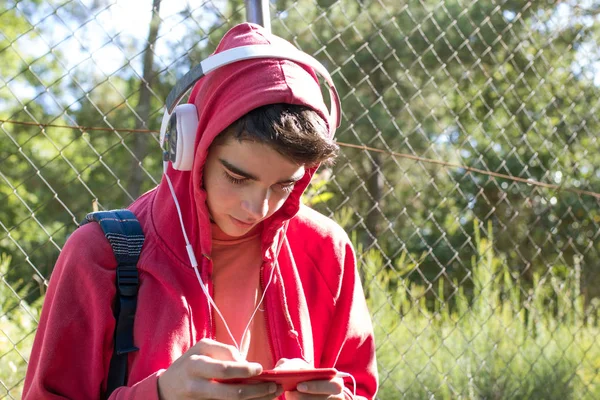 Joven Estudiante Con Teléfono Móvil Auriculares Aire Libre — Foto de Stock
