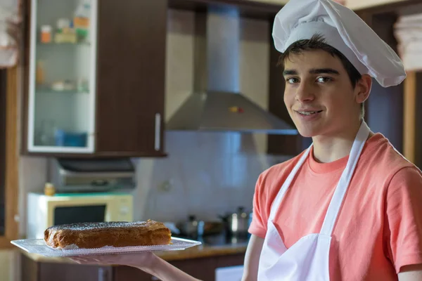 Joven Chef Con Dulce Pastel Recién Hecho — Foto de Stock