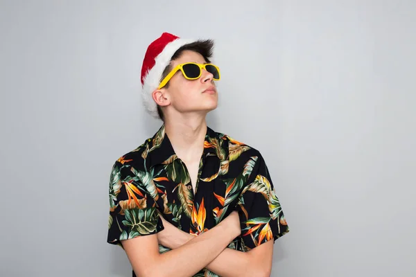 Jong Tiener Meisje Met Tropisch Shirt Kerst Hoed Achtergrond — Stockfoto