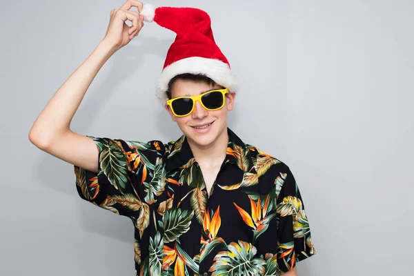 Jovem Adolescente Com Camisa Tropical Chapéu Natal Fundo — Fotografia de Stock