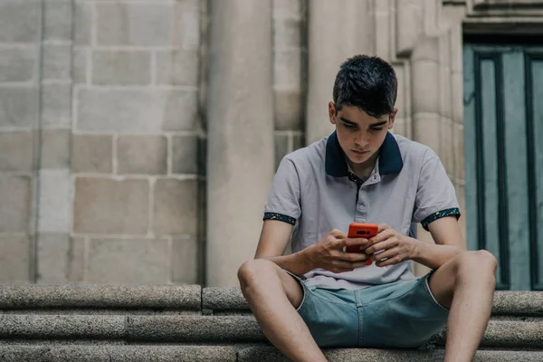 Jonge Tiener Man Met Mobiele Telefoon Stad Buiten — Stockfoto