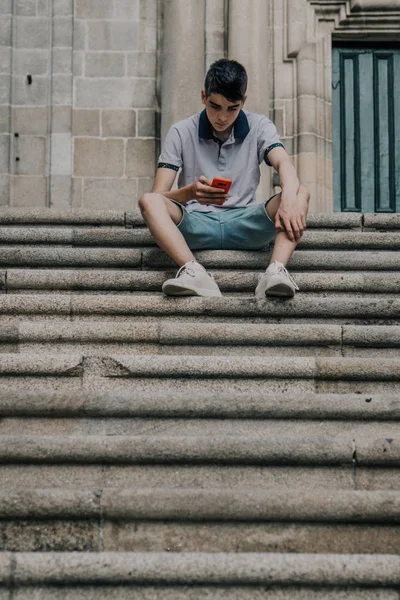 Jovem Adolescente Com Telefone Celular Cidade Livre — Fotografia de Stock