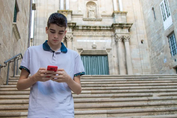 Jonge Tiener Man Met Mobiele Telefoon Wandelen Stad — Stockfoto