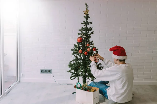 Criança Adolescente Preparando Árvore Natal Casa — Fotografia de Stock