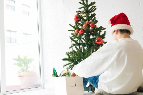 Criança Adolescente Preparando Árvore Natal Casa — Fotografia de Stock