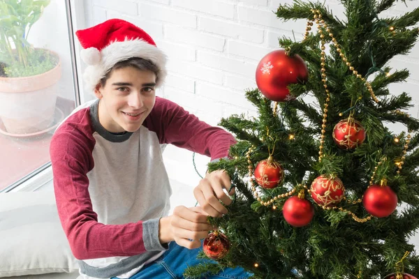 Jeune Homme Avec Santa Claus Chapeau Décorer Arbre Noël Maison — Photo