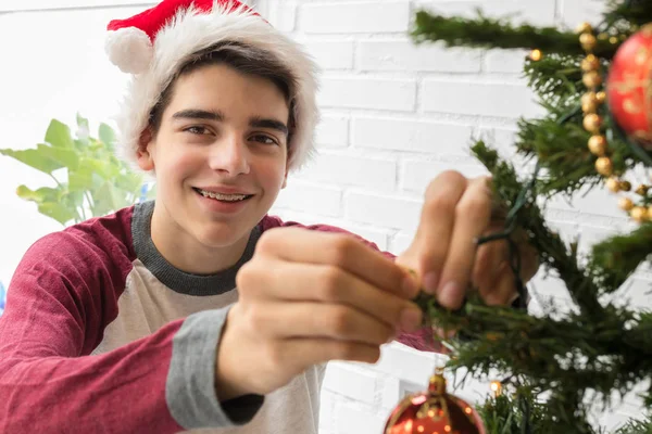 Menino Feliz Sorridente Com Chapéu Papai Noel Decorando Árvore Natal — Fotografia de Stock