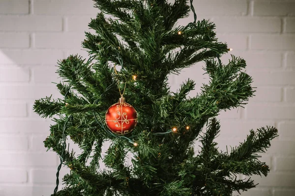 圣诞树饰物和球体细节 — 图库照片