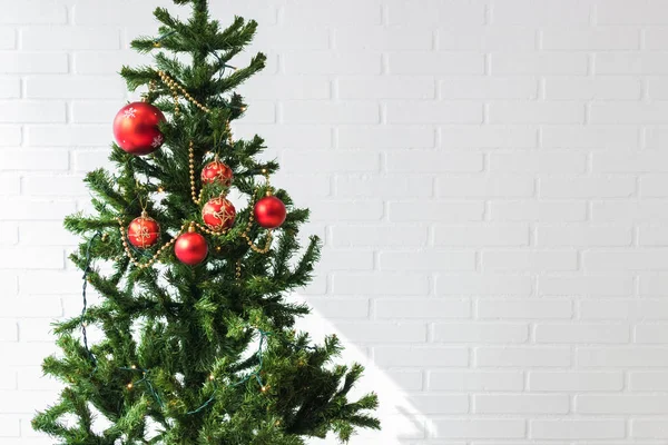 Árvore Natal Com Ornamentos Fundo Parede Tijolo Branco — Fotografia de Stock