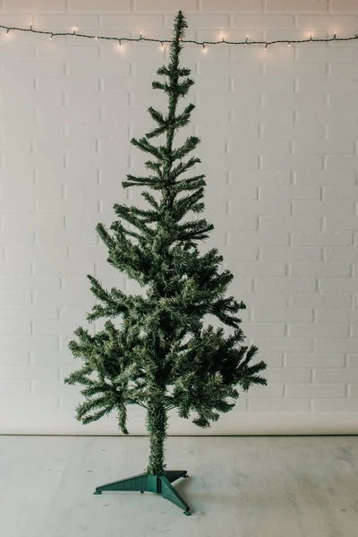 Weihnachtsbaum Vorbereitet Für Die Ankunft Von Weihnachten Zimmer Mit Weihnachtsbeleuchtung — Stockfoto