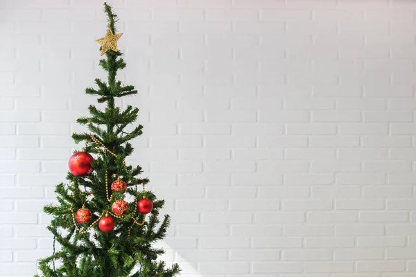 Kerstboom Met Ornamenten Witte Bakstenen Muur Achtergrond — Stockfoto