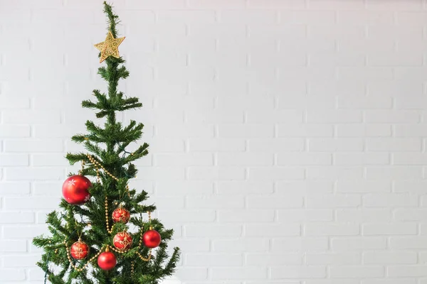 Albero Natale Con Ornamenti Sfondo Muro Mattoni Bianchi — Foto Stock