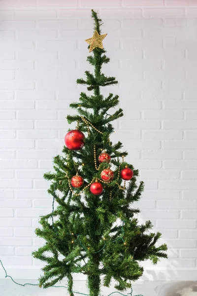 Χριστουγεννιάτικο Δέντρο Στολίδια Λευκό Φόντο Τοίχο Τούβλο — Φωτογραφία Αρχείου