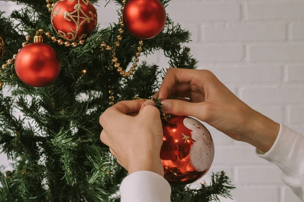 Primer Plano Las Manos Del Niño Que Adornan Árbol Navidad —  Fotos de Stock