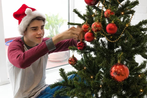 Jovem Com Chapéu Papai Noel Decorando Árvore Natal Casa — Fotografia de Stock