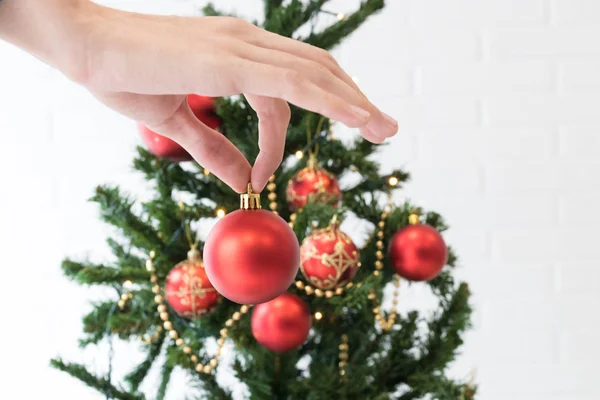 Mano Con Bola Navidad Árbol Con Adornos — Foto de Stock