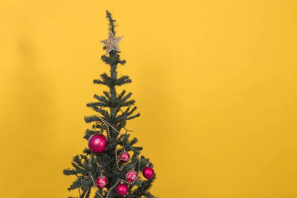 Árbol Navidad Sobre Fondo Color — Foto de Stock