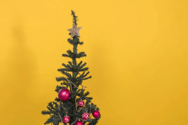 Árbol Navidad Sobre Fondo Color — Foto de Stock