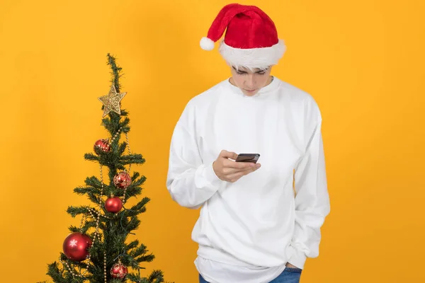 Jovem Adolescente Com Telefone Celular Árvore Natal Chapéu Santa Claus — Fotografia de Stock