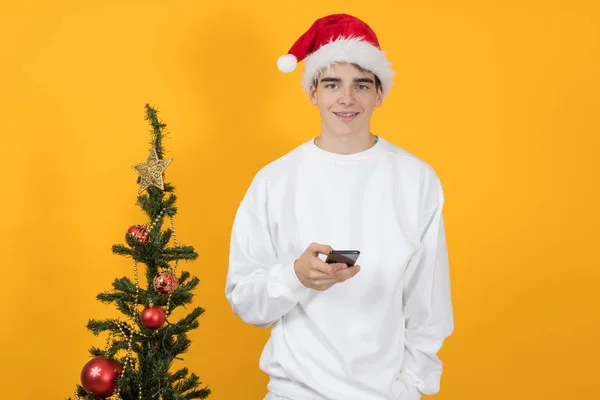 Jovem Adolescente Com Telefone Celular Árvore Natal Chapéu Santa Claus — Fotografia de Stock