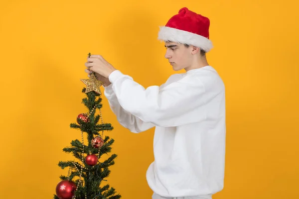 Jeune Adolescent Homme Décoration Arbre Noël Sur Fond Couleur — Photo