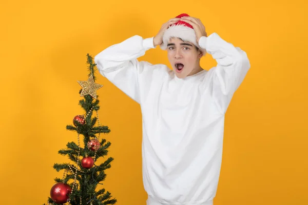 Mladý Dospívající Muž Santa Claus Klobouk Vánoční Strom Barevném Pozadí — Stock fotografie