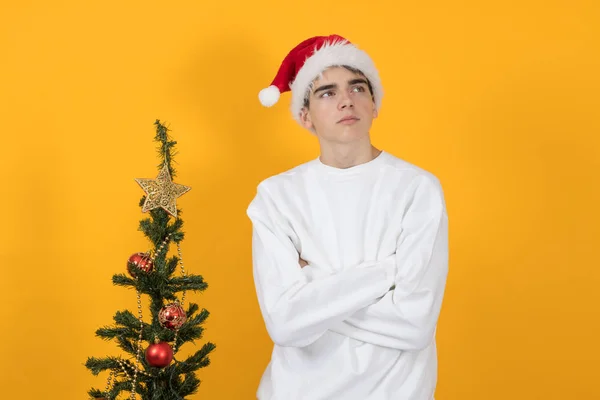 Jeune Homme Adolescent Avec Santa Claus Chapeau Arbre Noël Sur — Photo