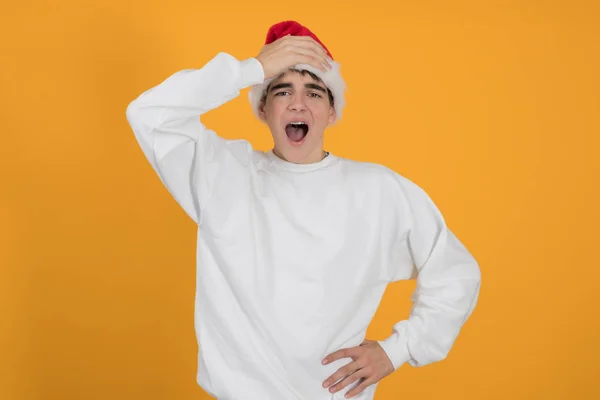 Junger Teenager Mit Weihnachtsmann Hut Isoliert Auf Farbigem Hintergrund — Stockfoto