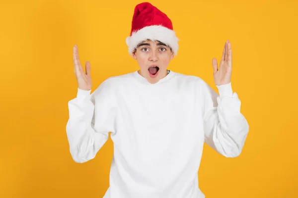 Jeune Homme Adolescent Avec Santa Claus Chapeau Isolé Sur Fond — Photo