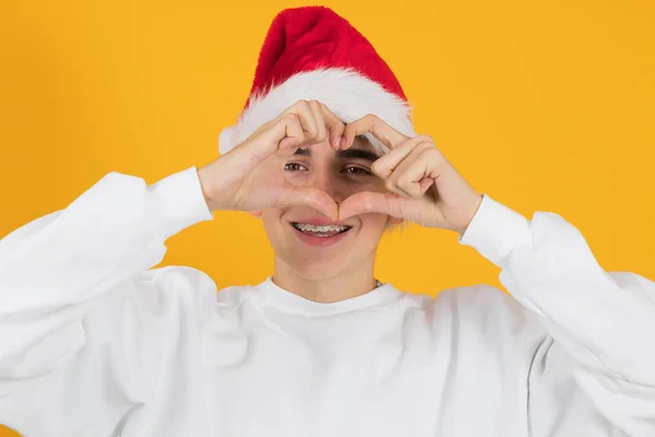 Jeune Homme Adolescent Avec Santa Claus Chapeau Isolé Sur Fond — Photo