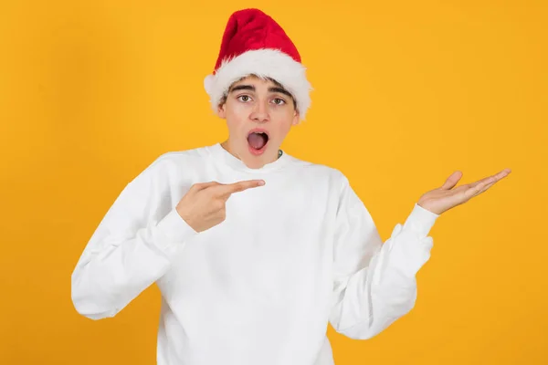 Mladý Dospívající Muž Santa Claus Klobouk Izolované Barevném Pozadí — Stock fotografie