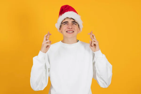 Jeune Homme Adolescent Avec Santa Claus Chapeau Isolé Sur Fond — Photo