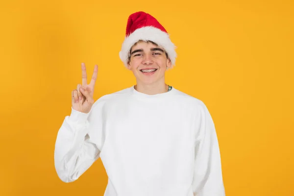 Jovem Adolescente Com Chapéu Santa Claus Isolado Fundo Cor — Fotografia de Stock