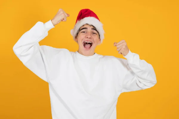 Młody Nastolatek Człowiek Santa Claus Kapelusz Izolowane Tle Koloru — Zdjęcie stockowe