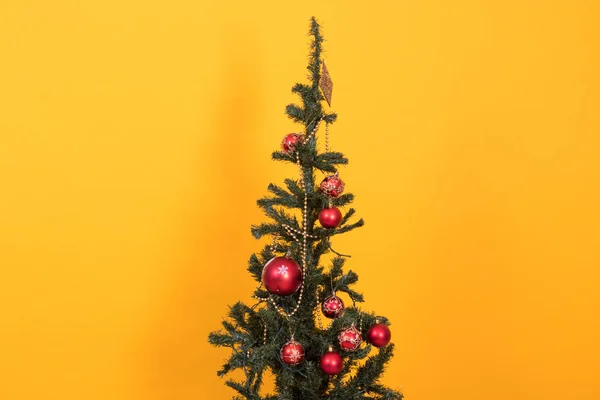彩色背景下的圣诞树装饰细节 — 图库照片