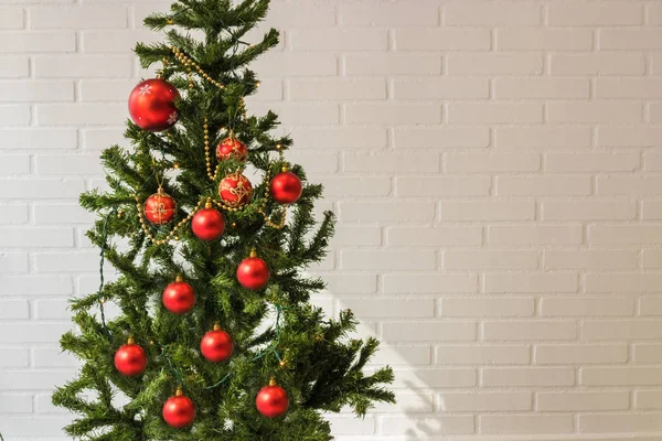 Árvore Natal Com Ornamentos Fundo Parede Tijolo Branco — Fotografia de Stock