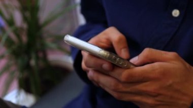 Cep telefonunda yazı yazan ellerin kapatılması