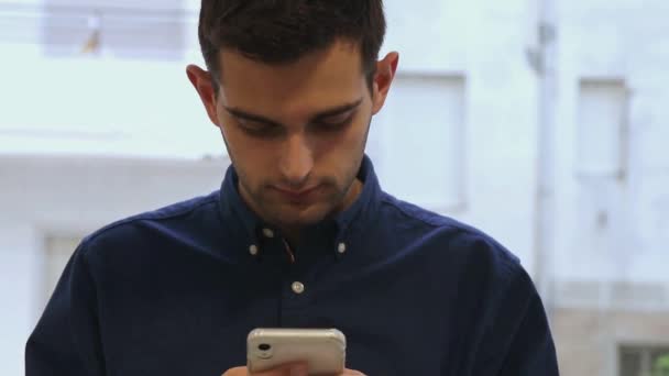 Νεαρός Άνδρας Πληκτρολογώντας Στο Κινητό Τηλέφωνο — Αρχείο Βίντεο