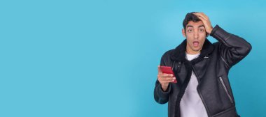 Cep telefonlu genç adam renk arkaplanında izole edildi