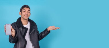 Cep telefonlu genç erkek renk arkaplanında izole