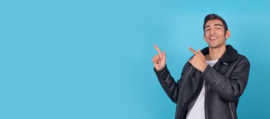 Küçük çocuk arka planda izole edilmiş alanı işaret ediyor