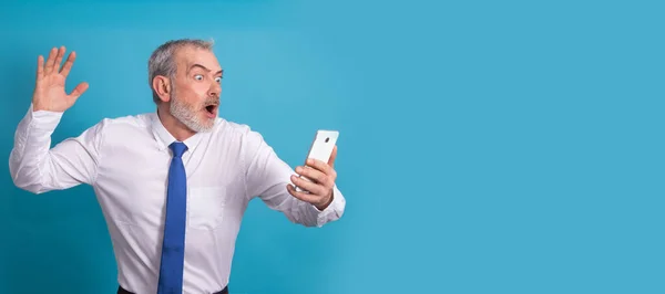Užaslý Osamělý Obchodní Dospělý Muž Při Pohledu Mobilní Telefon — Stock fotografie