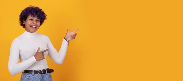 Afro Americano Mulher Menina Apontando Isolado Fundo Cor — Fotografia de Stock