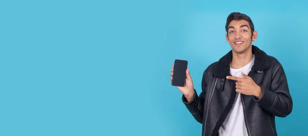 Jeune Homme Avec Téléphone Portable Isolé Sur Fond Couleur — Photo