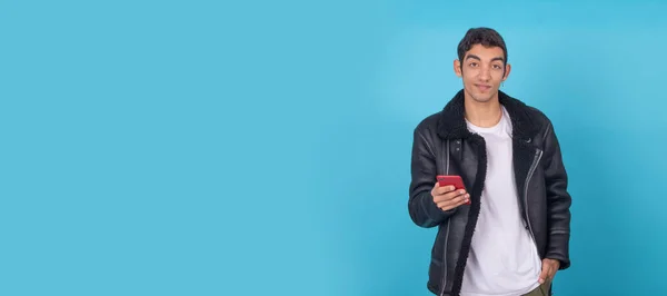 Junger Mann Mit Handy Isoliert Auf Farbigem Hintergrund — Stockfoto