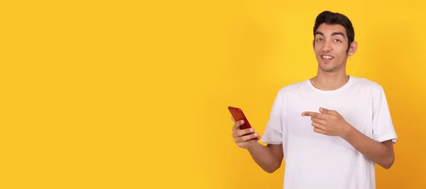 Adolescent Jeune Homme Avec Téléphone Portable Isolé Sur Fond — Photo