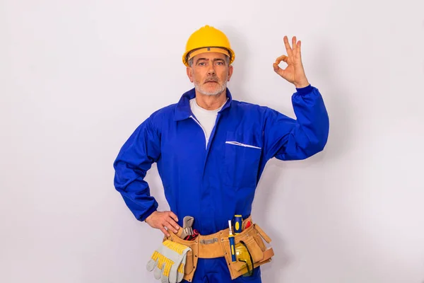 Trabajador Construcción Con Herramientas Casco Aislados Sobre Fondo Blanco —  Fotos de Stock