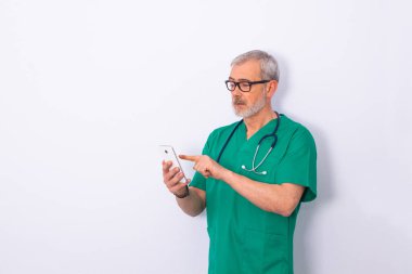 Doktor iş kıyafetleri ve steteskop ile beyaz arka planda izole