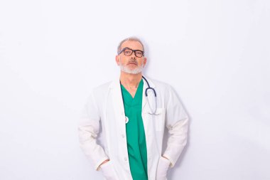 Steteskobu olan doktor beyaz arkaplanda izole edilmiş.